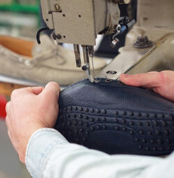 Artisan stitching men loafers with the sewing machine